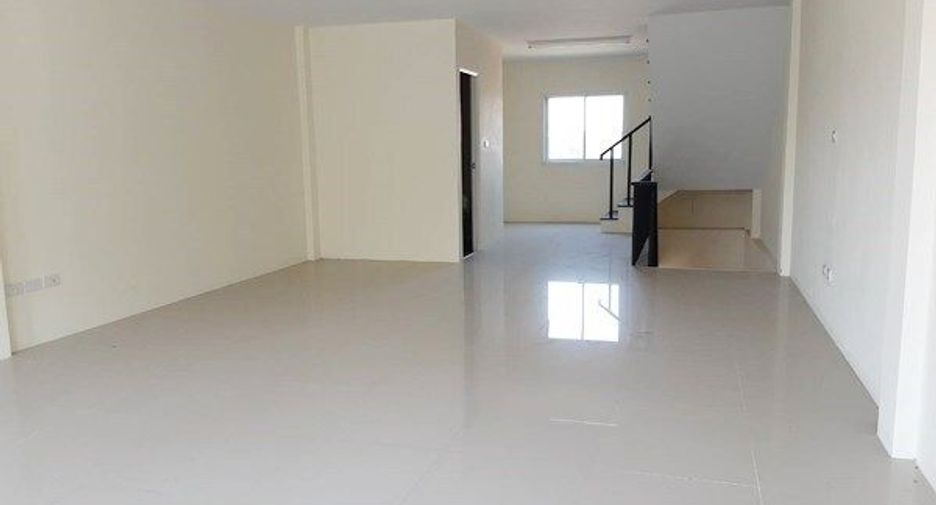 Casa adosada en venta de 3 habitaciones en Bang Lamung, Chonburi