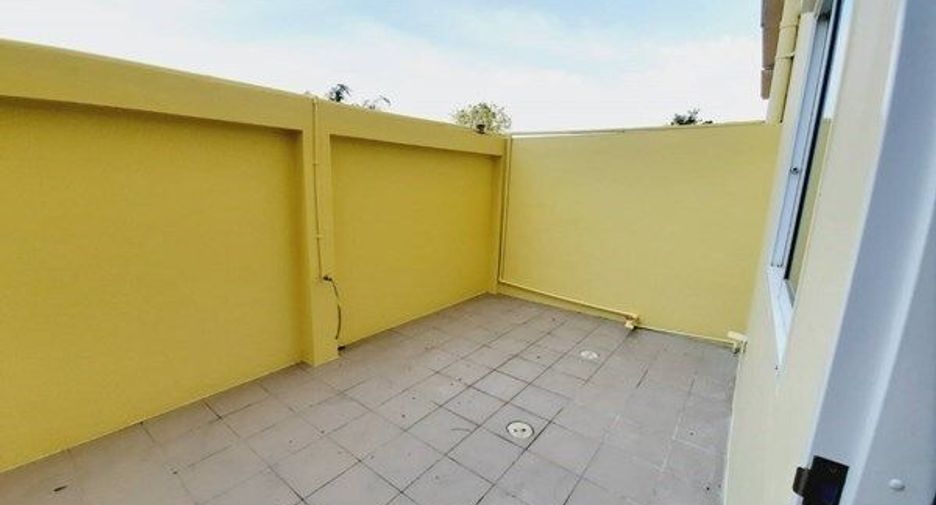 Casa adosada en venta de 3 habitaciones en Bang Lamung, Chonburi
