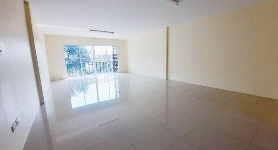 Casa adosada en venta de 3 habitaciones en Bang Lamung, Chonburi