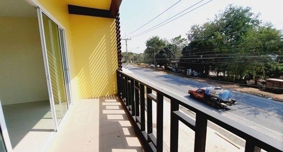 Casa adosada en venta de 3 habitaciones en Bang Lamung, Chonburi