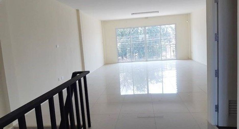 Casa adosada en venta de 3 habitaciones en Bang Lamung, Chonburi