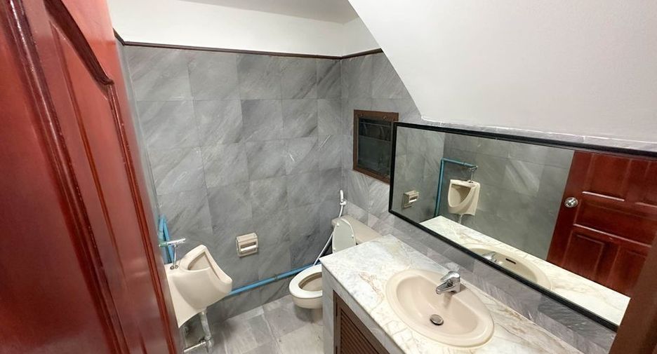 Reihenhaus zur Miete mit 3 Zimmer in Phra Khanong, Bangkok