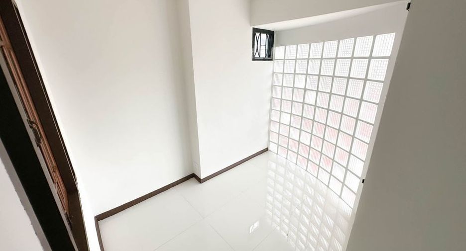 Reihenhaus zur Miete mit 3 Zimmer in Phra Khanong, Bangkok