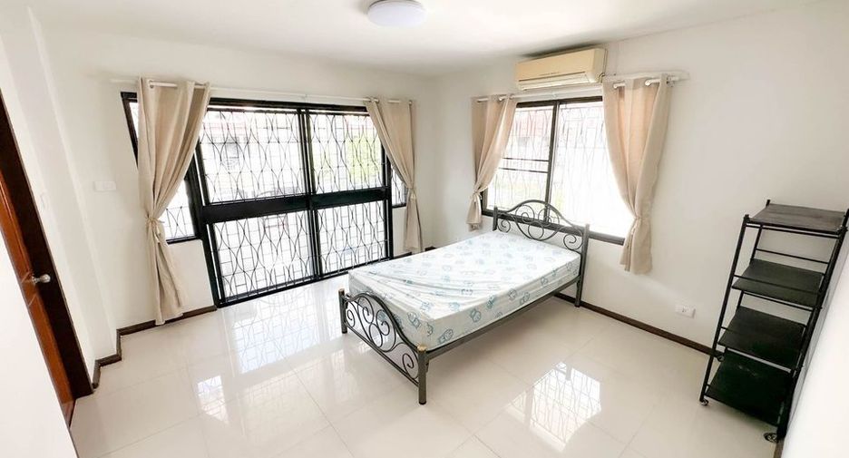 Reihenhaus zur Miete mit 3 Zimmer in Phra Khanong, Bangkok
