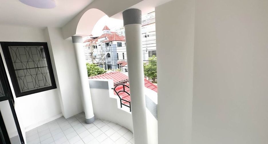 Reihenhaus zur Miete mit 3 Zimmer in Phra Khanong, Bangkok