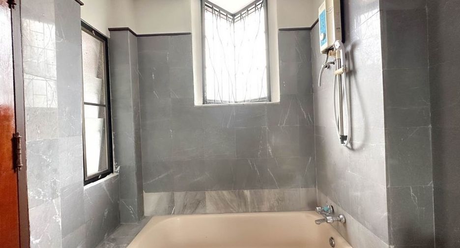 Reihenhaus zur Miete mit 3 Zimmer in Phra Khanong, Bangkok