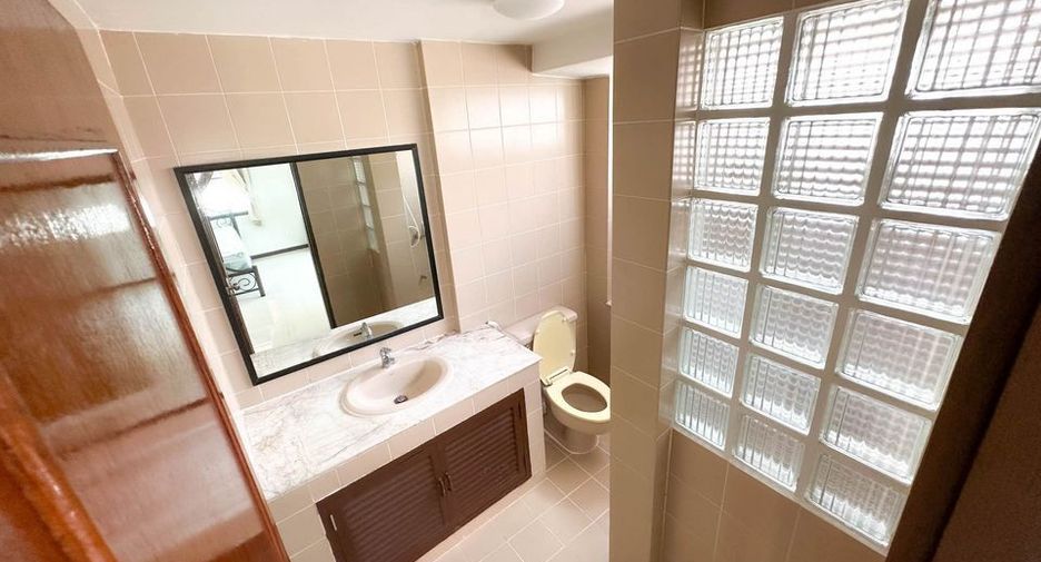 Reihenhaus zur Miete mit 3 Zimmer in Phra Khanong, Bangkok