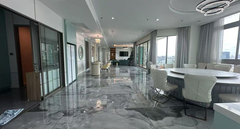 For rent 3 bedrooms condo in Watthana, Bangkok