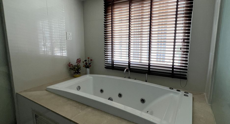 For sale 4 bedrooms condo in Sathon, Bangkok