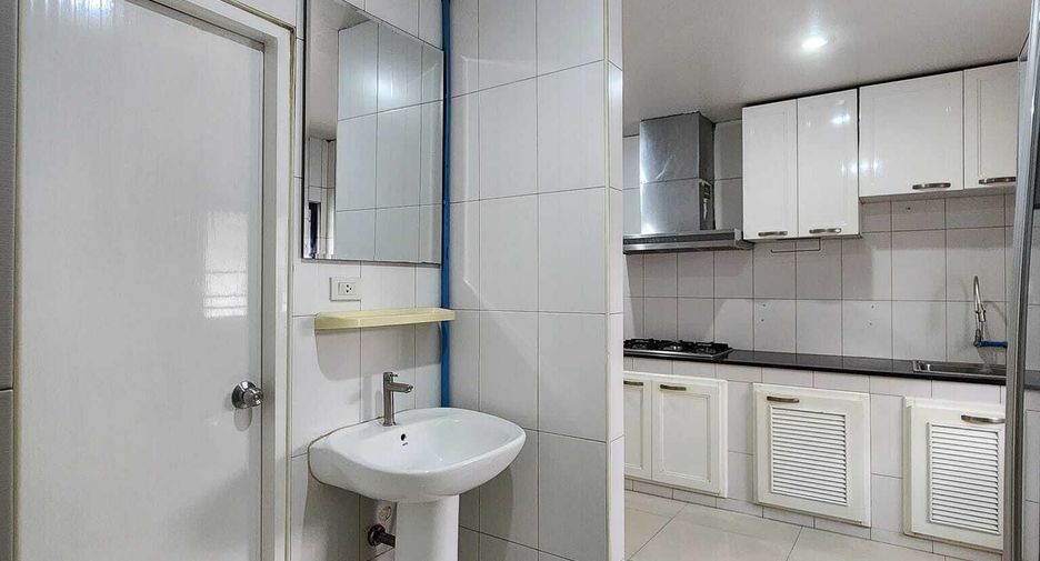 For rent 2 bedrooms retail Space in Huai Khwang, Bangkok