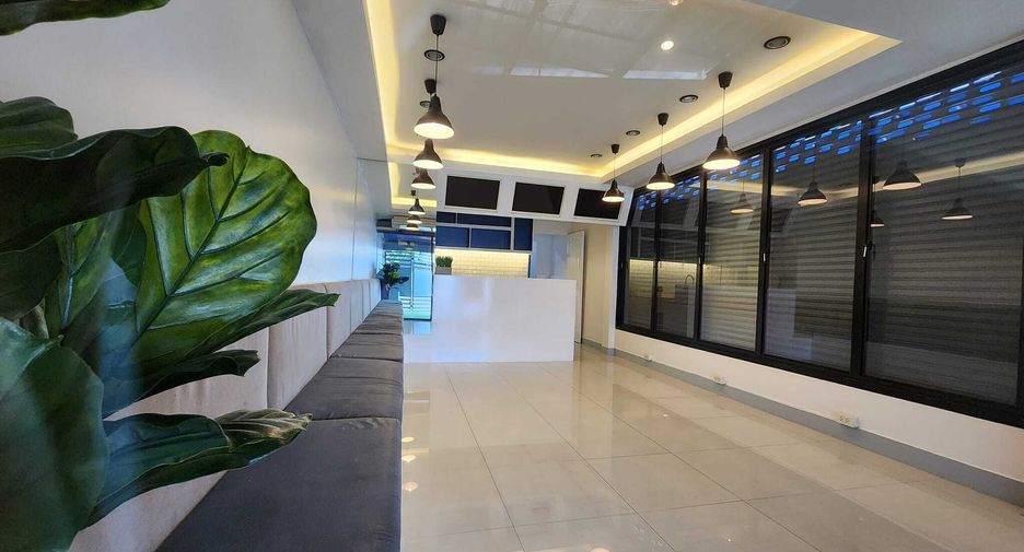 For rent 2 bedrooms retail Space in Huai Khwang, Bangkok