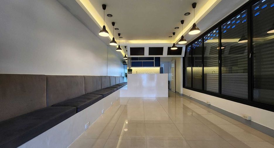 For rent 2 bedrooms retail Space in Huai Khwang, Bangkok