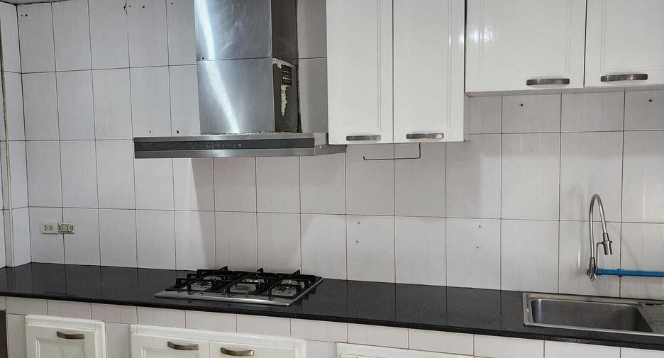 For rent 2 bedrooms retail Space in Huai Khwang, Bangkok