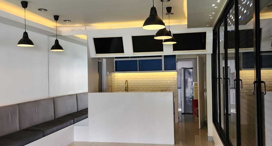 For rent 2 bedrooms retail Space in Huai Khwang, Bangkok