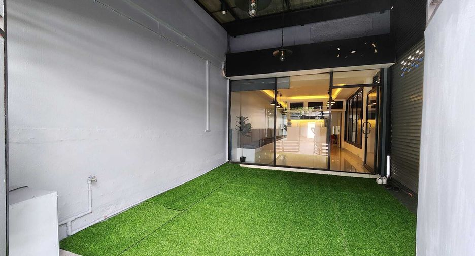 For rent 2 bedrooms retail Space in Huai Khwang, Bangkok