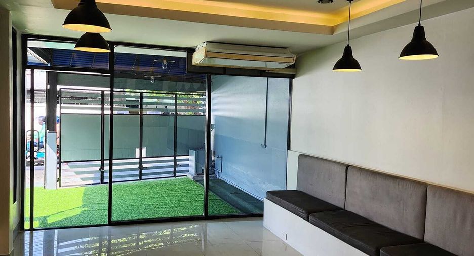 For rent 2 bedrooms retail Space in Huai Khwang, Bangkok
