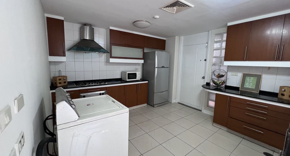 For rent 3 bedrooms condo in Khlong Toei, Bangkok