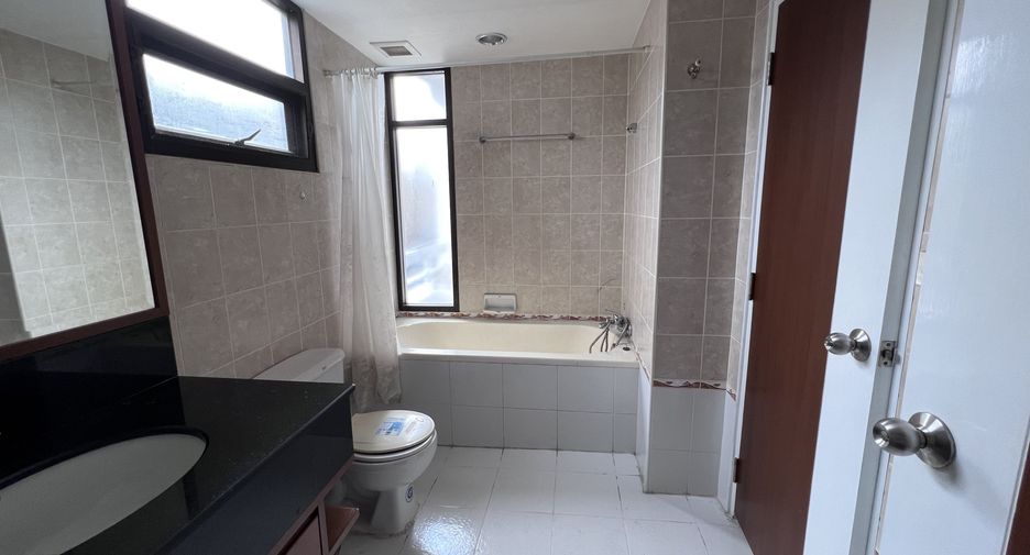 For rent 3 bedrooms condo in Khlong Toei, Bangkok