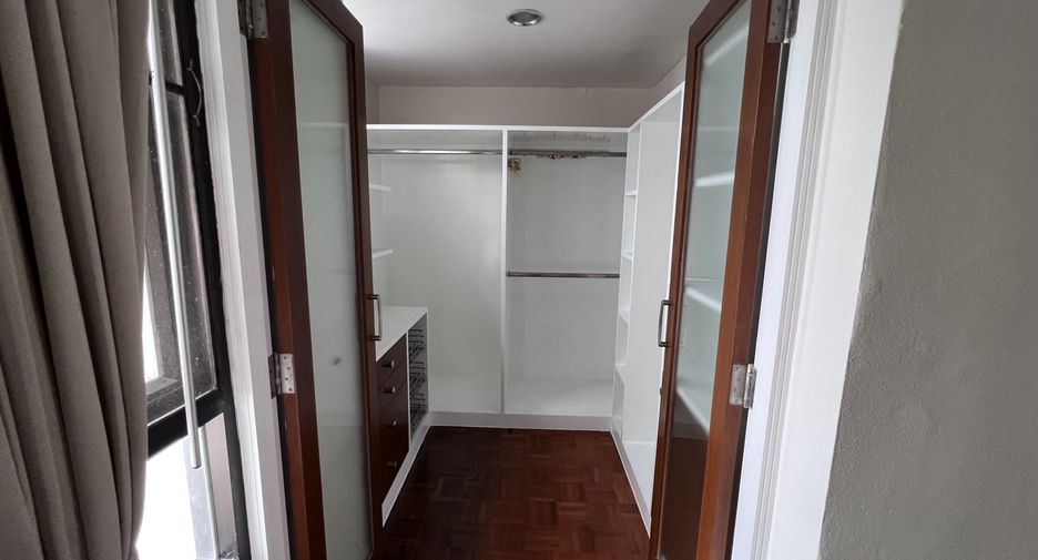 For rent 3 bedrooms condo in Khlong Toei, Bangkok