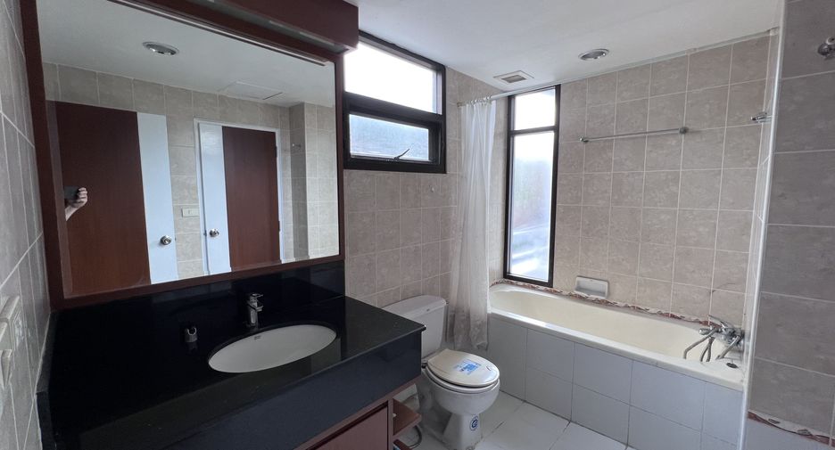 For rent 3 bedrooms condo in Khlong Toei, Bangkok