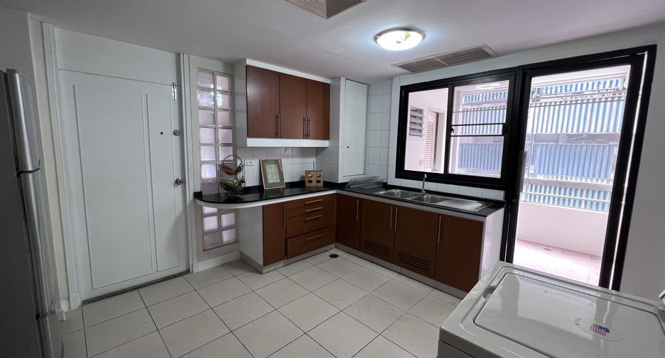 For rent 3 bedrooms condo in Khlong Toei, Bangkok