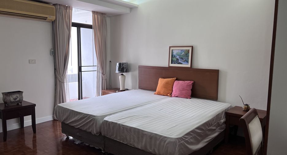 For rent 3 bedrooms condo in Khlong Toei, Bangkok