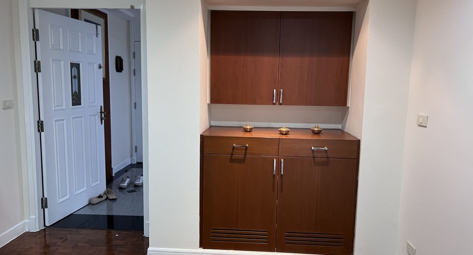 For rent 3 bedrooms condo in Khlong Toei, Bangkok