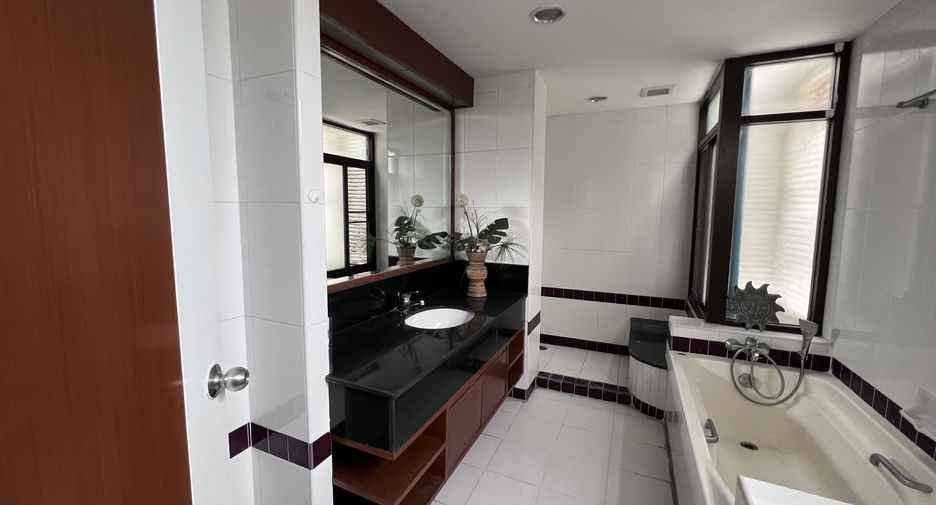 For rent 3 bedrooms condo in Khlong Toei, Bangkok