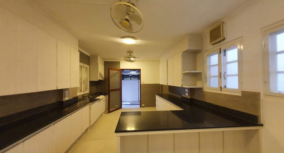 For rent 3 bedrooms house in Pathum Wan, Bangkok