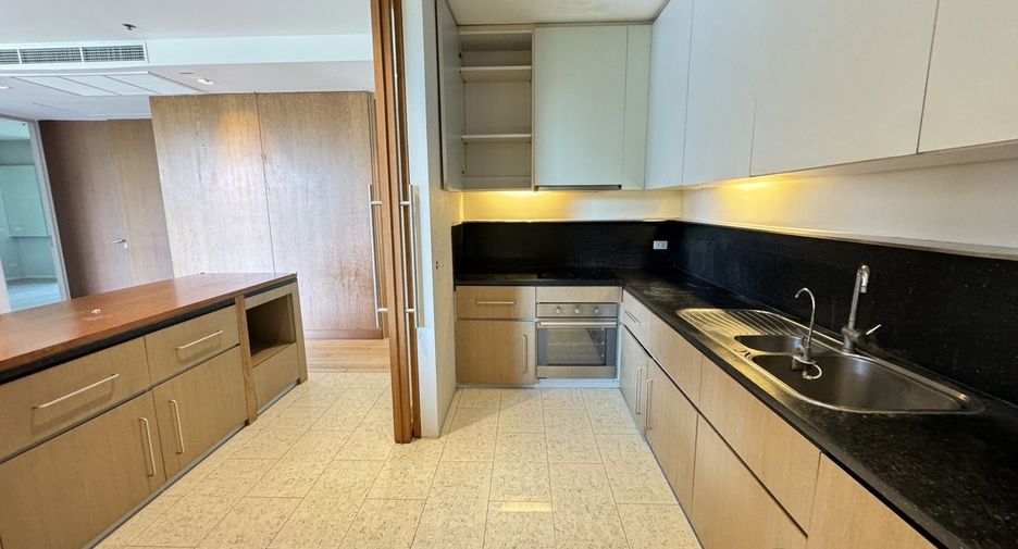 For rent 3 bedrooms apartment in Watthana, Bangkok