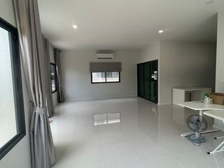 Haus zur Miete mit 4 Zimmer in Lat Krabang, Bangkok
