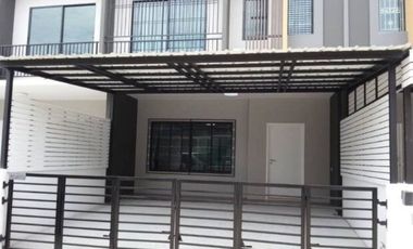Casa adosada en alquiler de 3 habitaciones en Suan Luang, Bangkok