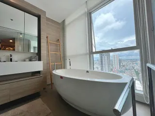À louer 3 chambres condo à Sathon, Bangkok