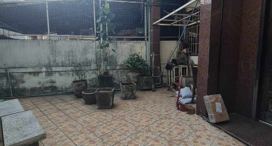 For sale 8 bedrooms townhouse in Bang Rak, Bangkok