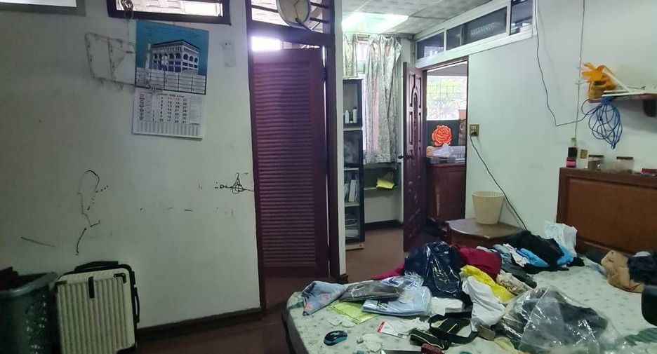 For sale 8 bedrooms townhouse in Bang Rak, Bangkok