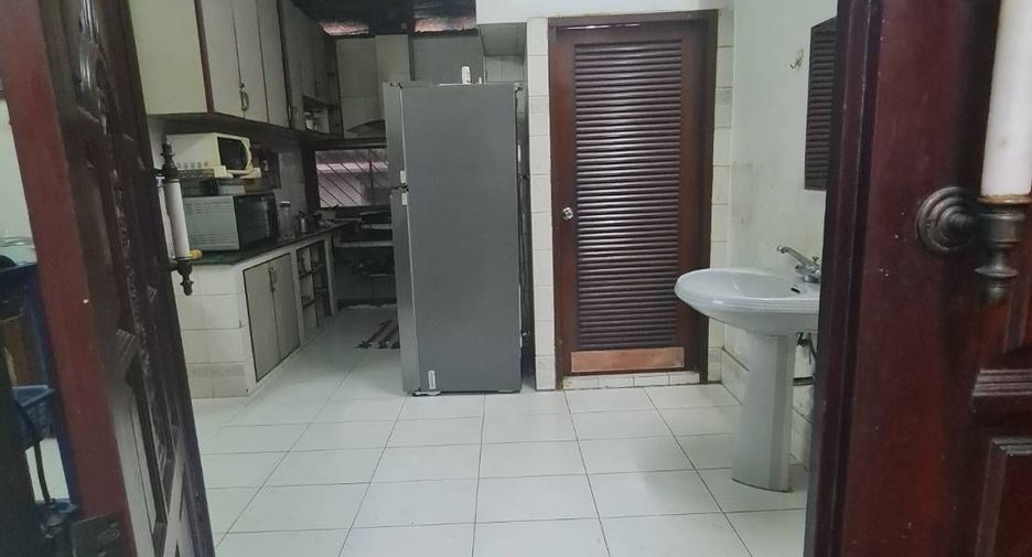 For sale 8 bedrooms townhouse in Bang Rak, Bangkok