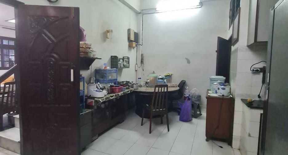For sale 8 bedrooms townhouse in Bang Rak, Bangkok