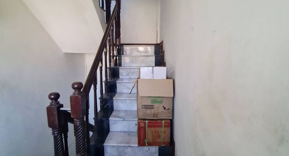 For sale 8 bedrooms townhouse in Bang Rak, Bangkok