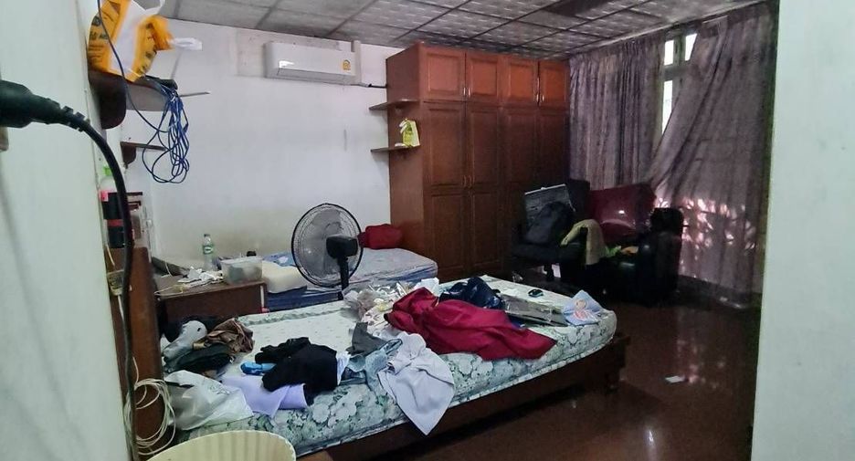 For sale 8 bedrooms townhouse in Bang Rak, Bangkok