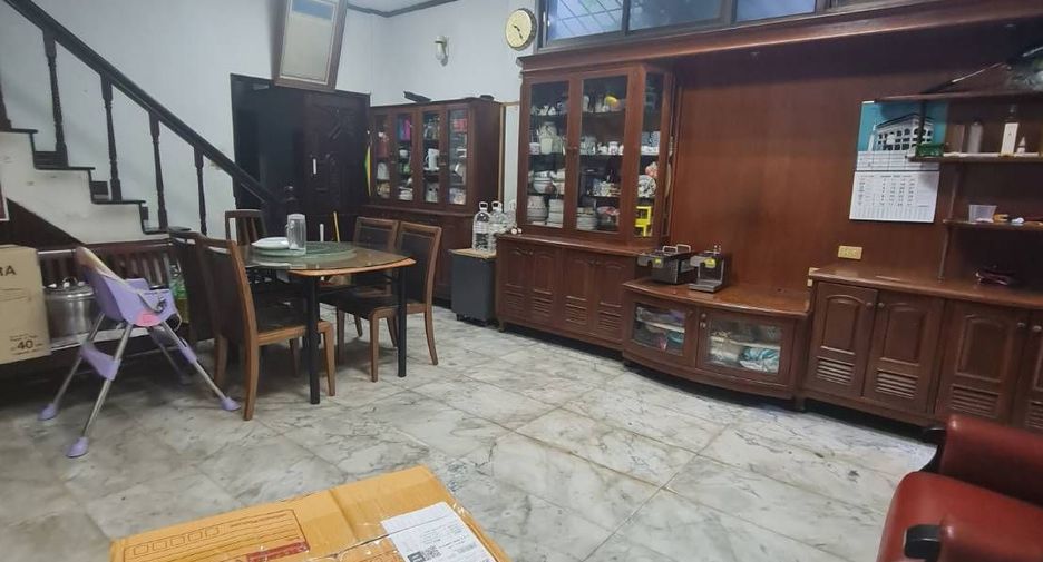 For sale 8 bedrooms townhouse in Bang Rak, Bangkok