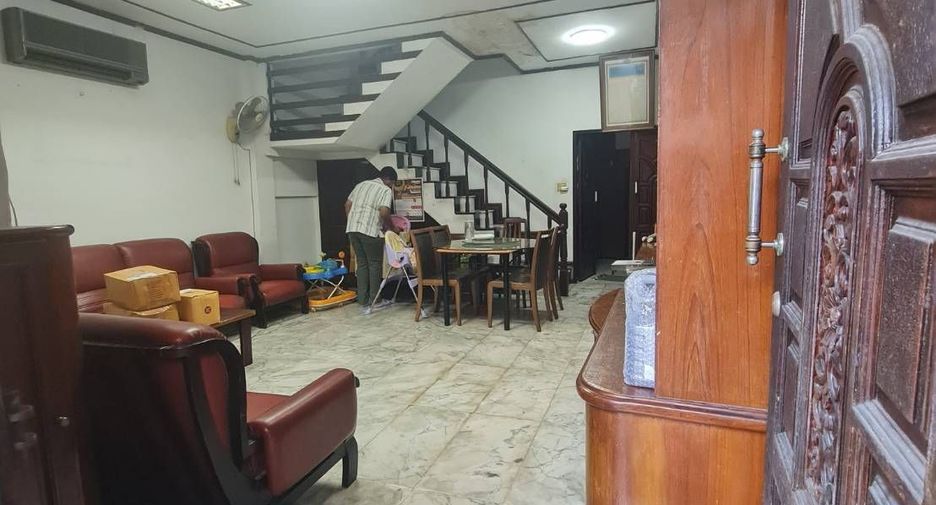 For sale 8 bedrooms townhouse in Bang Rak, Bangkok