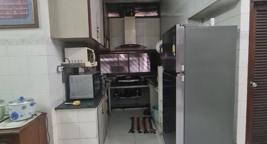 For sale 8 bedrooms townhouse in Bang Rak, Bangkok