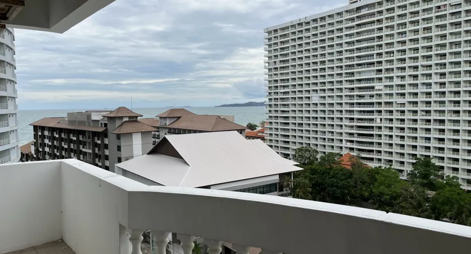 For sale 2 ベッドルーム condo in Bang Lamung, Chonburi