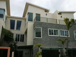 Casa adosada en venta y en alquiler de 3 habitaciones en Mueang Phuket, Phuket