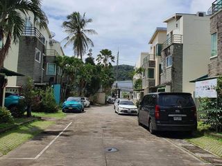 Casa adosada en venta y en alquiler de 3 habitaciones en Mueang Phuket, Phuket