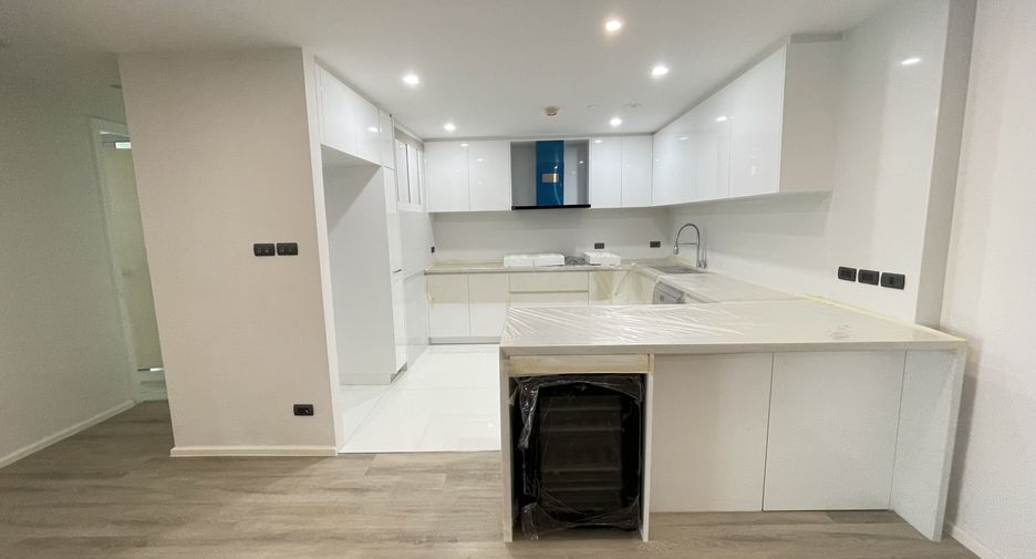 For rent 4 bedrooms apartment in Watthana, Bangkok