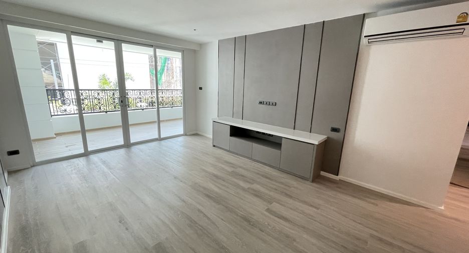For rent 4 bedrooms apartment in Watthana, Bangkok