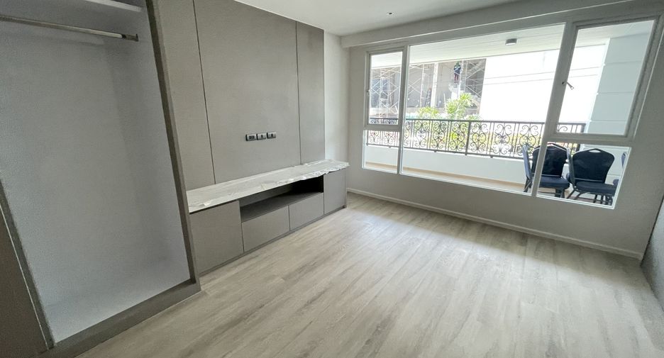 For rent 4 bedrooms apartment in Watthana, Bangkok