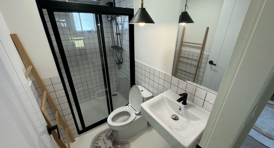 For rent 2 bedrooms condo in Phra Khanong, Bangkok