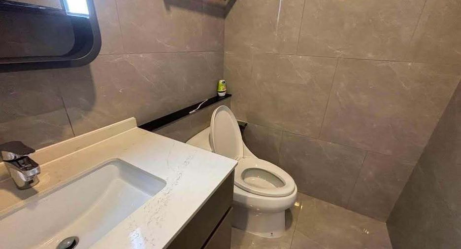 Condo en alquiler de 3 habitaciones en Huai Khwang, Bangkok